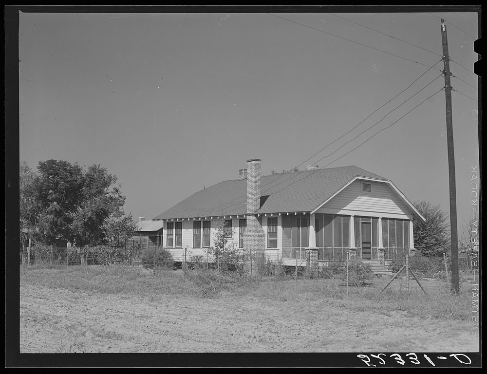 Home of manager of Marcella Plantation. Mississippi Delta, Mississippi. Sourced from the Library of Congress.
