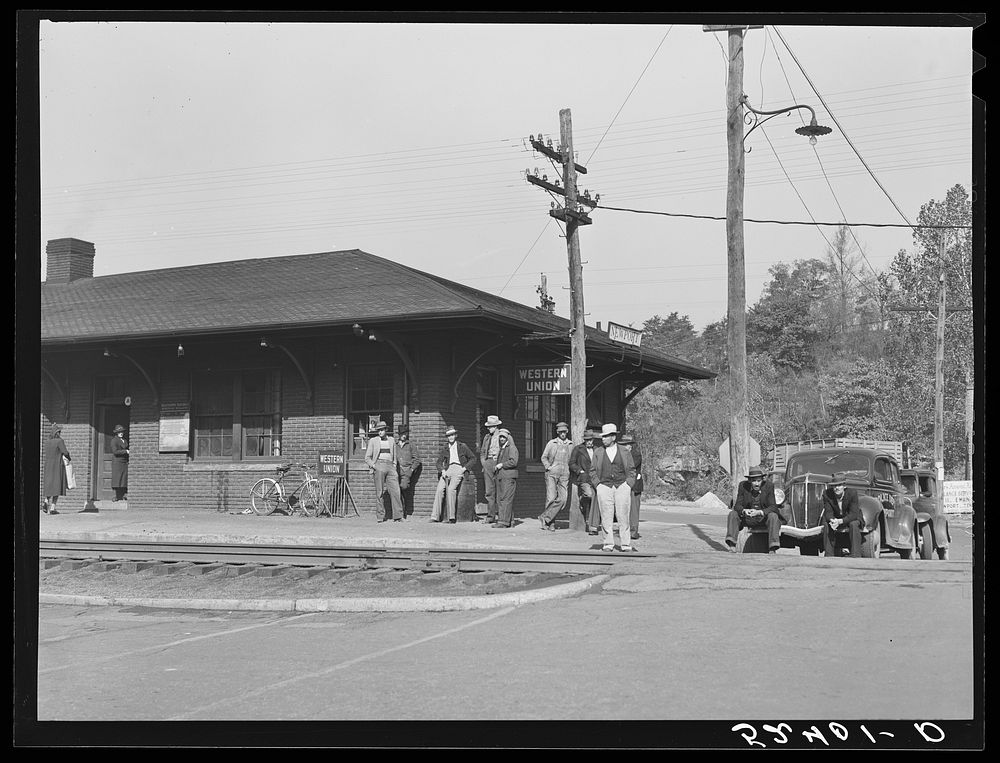 Men hanging around station in Newport, Tennessee. Sourced from the Library of Congress.