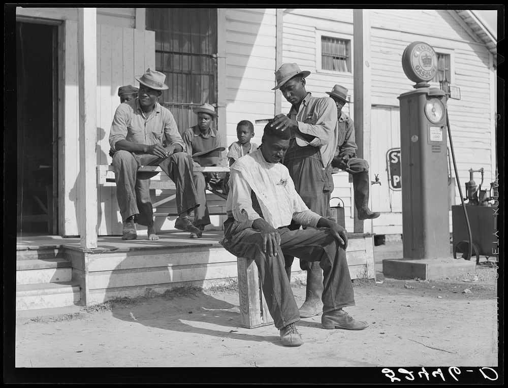 es cut each other's hair in front of plantation store after being paid off on Saturday. Mileston Plantation, Mississippi…