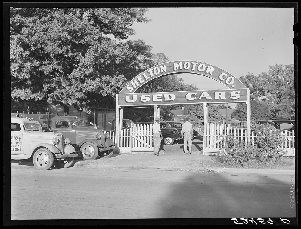 Many es spend their cotton picking money on used cars. Belzoni, Mississippi. Sourced from the Library of Congress.
