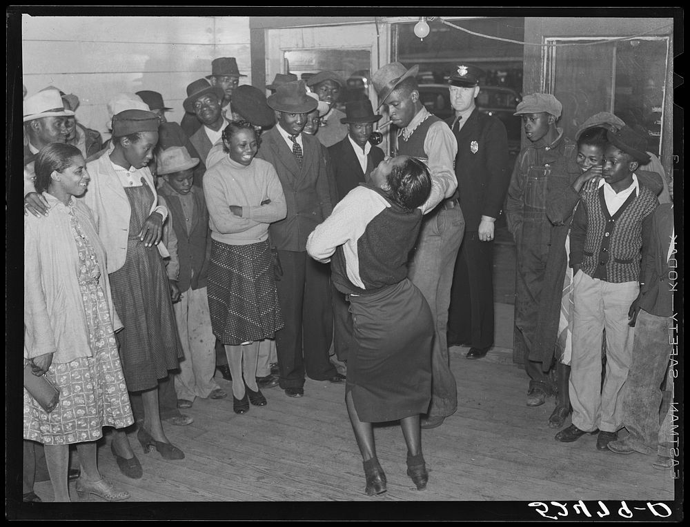 es jitterbugging in a juke joint on Saturday afternoon. Clarksdale, Mississippi Delta. Sourced from the Library of Congress.