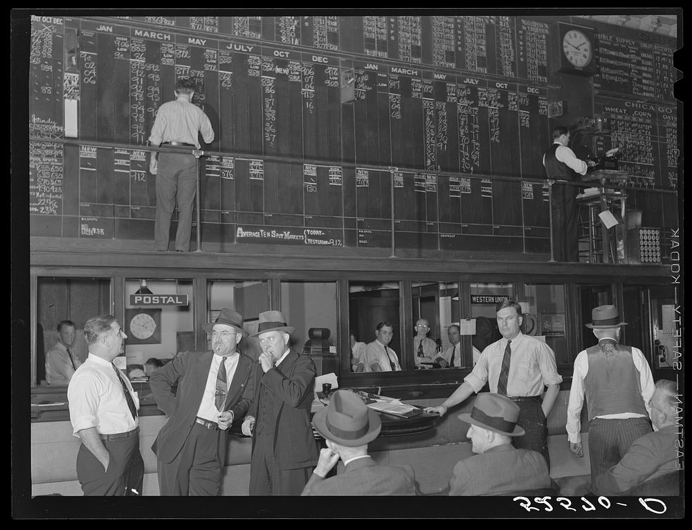 Interior of Memphis cotton exchange just before closing. Tennessee. Sourced from the Library of Congress.