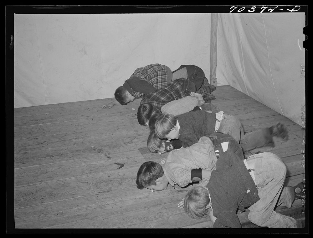 Peanut race. Amateur night at the FSA (Farm Security Administration) mobile camp for migratory farm workers. Odell, Oregon…