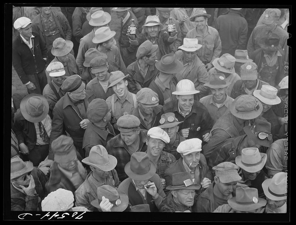 Workmen at the Umatilla ordnance depot. Hermiston, Oregon by Russell Lee