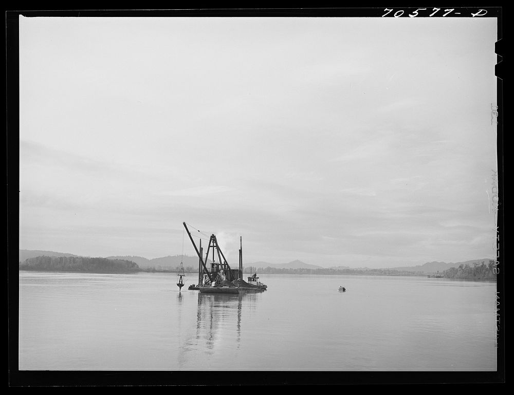 [Untitled photo, possibly related to: Dredge in Columbia River. Wahkiakum County, Washington] by Russell Lee