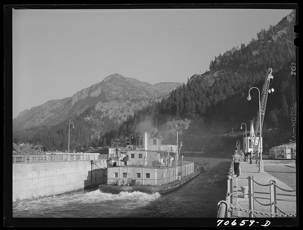 Boat going through navigation locks at Bonneville Dam, Oregon by Russell Lee