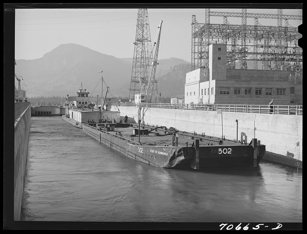 [Untitled photo, possibly related to: Boat and gasoline barge in navigation locks. Bonneville Dam, Oregon] by Russell Lee