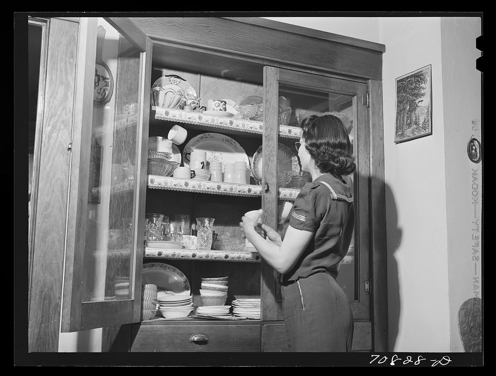 Mrs. Lee Wagoner, wife of Black Canyon Project farmer, sets the table for dinner. Canyon County, Idaho by Russell Lee