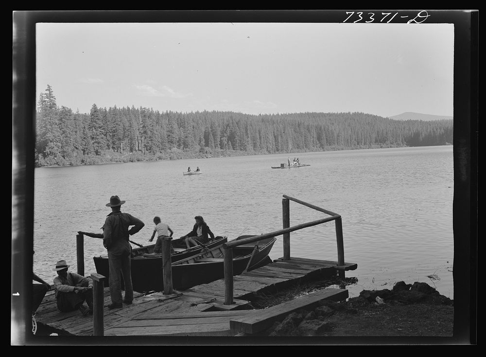 [Untitled photo, possibly related to: Deschutes County, Oregon. Vacationists at Davis Lake] by Russell Lee