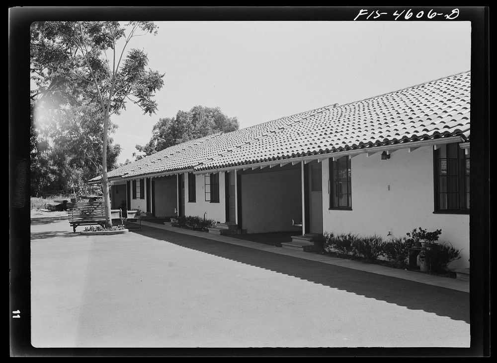 [Untitled photo, possibly related to: Tourist court. Santa Clara, California] by Russell Lee