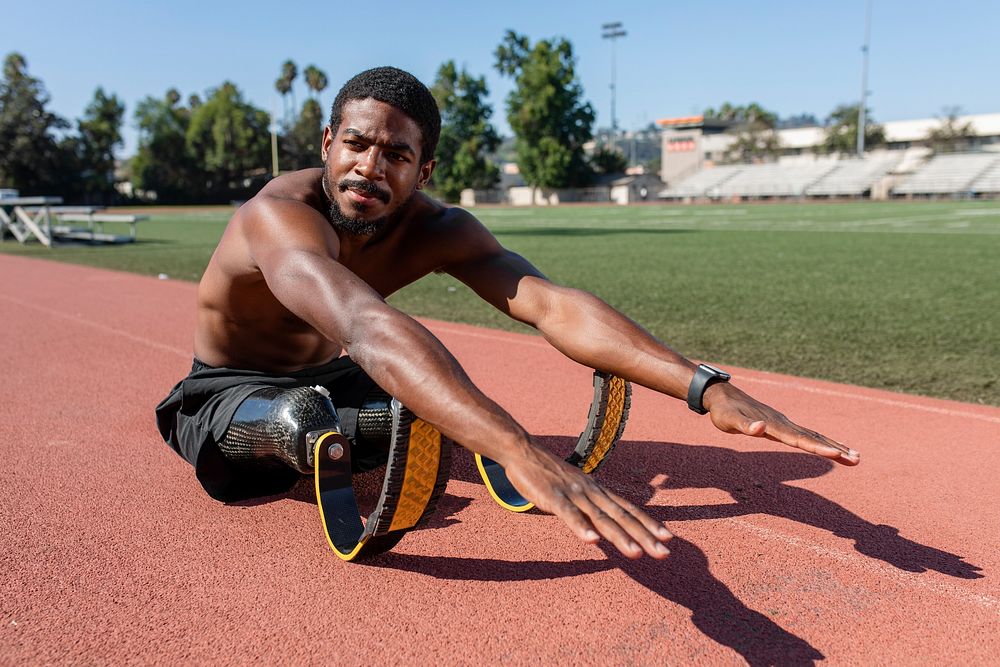 Male athlete with prosthetic legs crunching