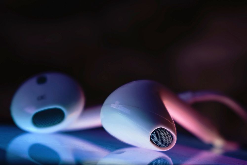 Apple Earpods Headphones, free public domain CC0 photo.