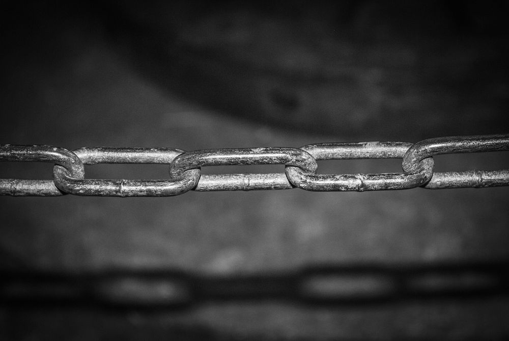 Chain black & white background, free public domain CC0 image.