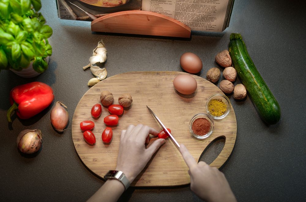 Free slicing vegetables on chopping board image, public domain vegetables CC0 photo.