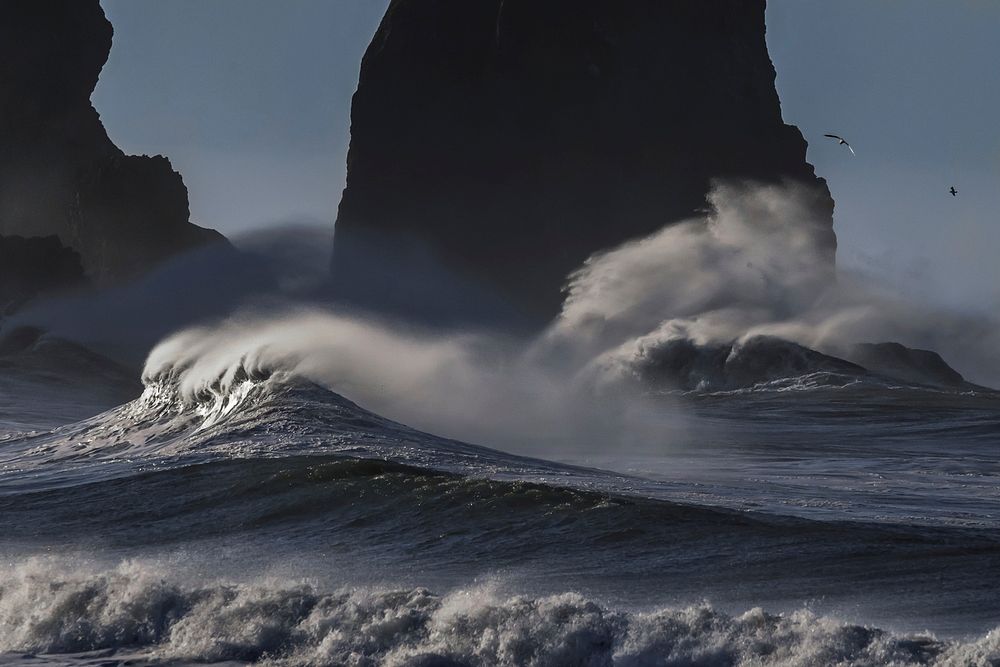 Ocean waves crashing shoreline, blue sea photo, free public domain CC0 image.