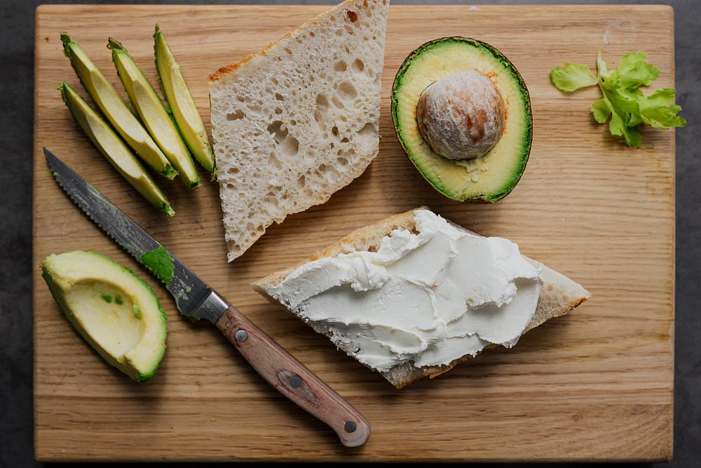 Preparation of a healthy avocado toast