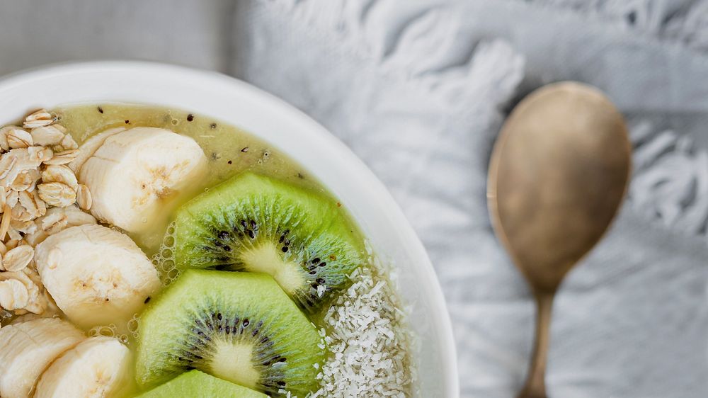 Healthy oatmeal breakfast bowl recipe idea closeup