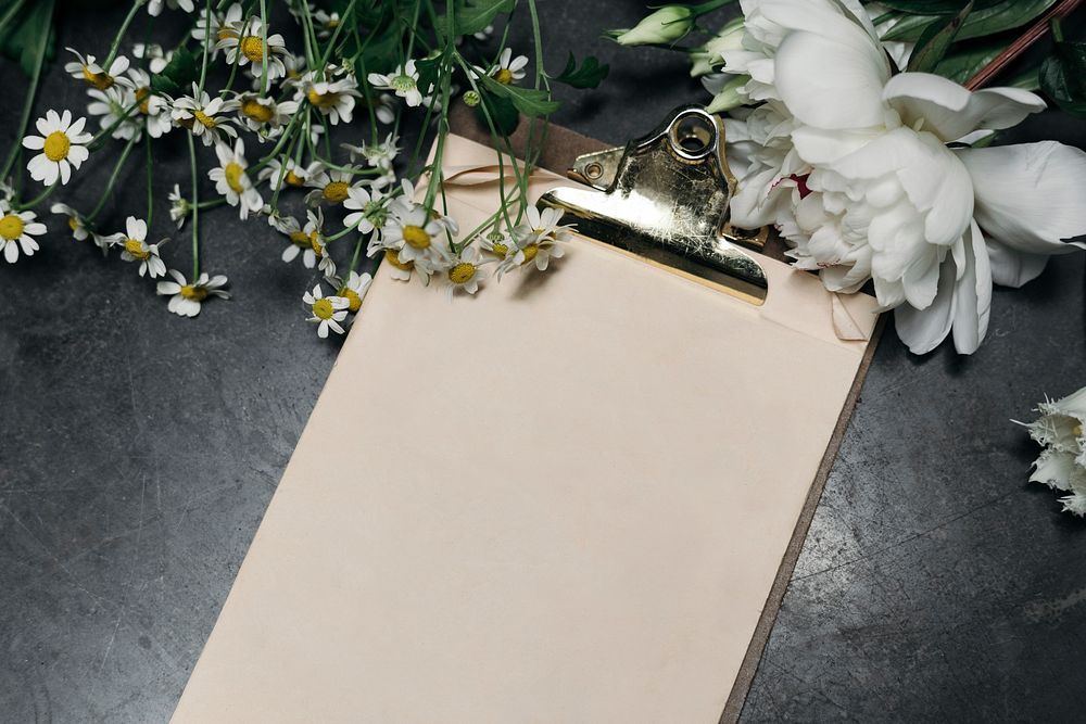 Blank clipboard decorated with flowers