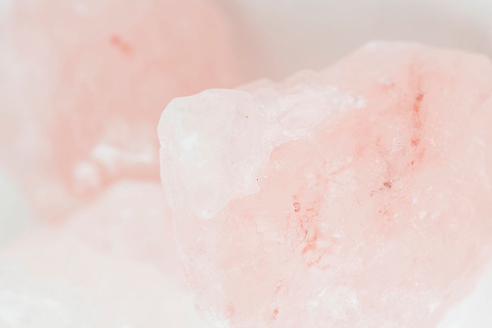Natural and coarse pink Himalayan salt crystal rocks
