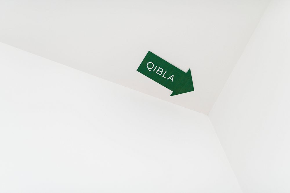 A Qibla arrow sign for a Muslim prayer direction