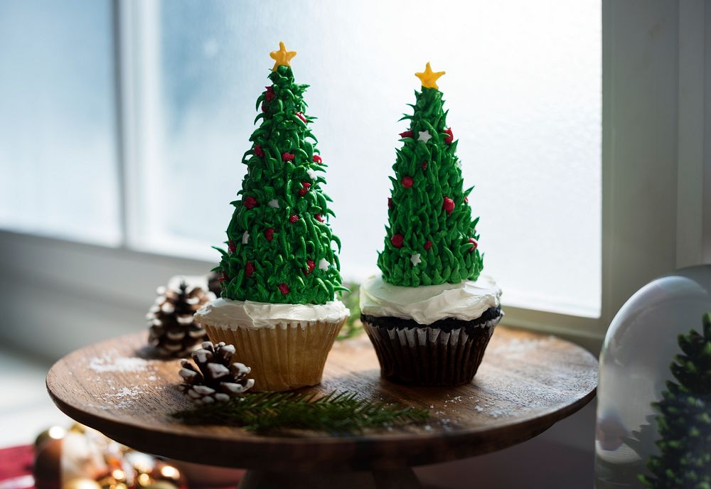 Two Christmas tree cupcakes | Premium Photo - rawpixel