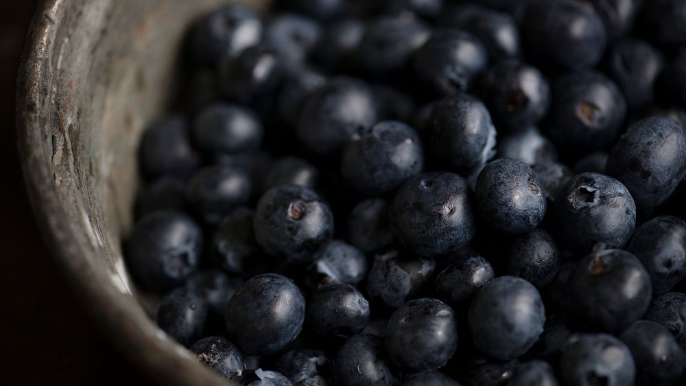 Food desktop wallpaper background, fresh organic blueberries