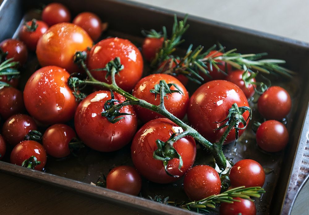 Fresh organic tomatoes in a tray