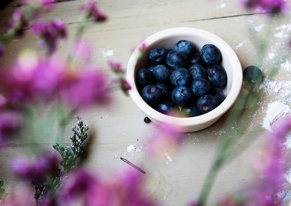 Fresh blueberries in a white bowl