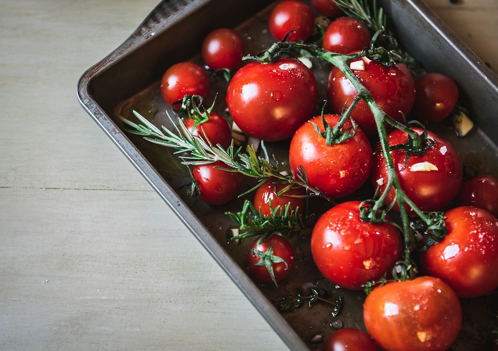 Fresh organic tomatoes in a tray