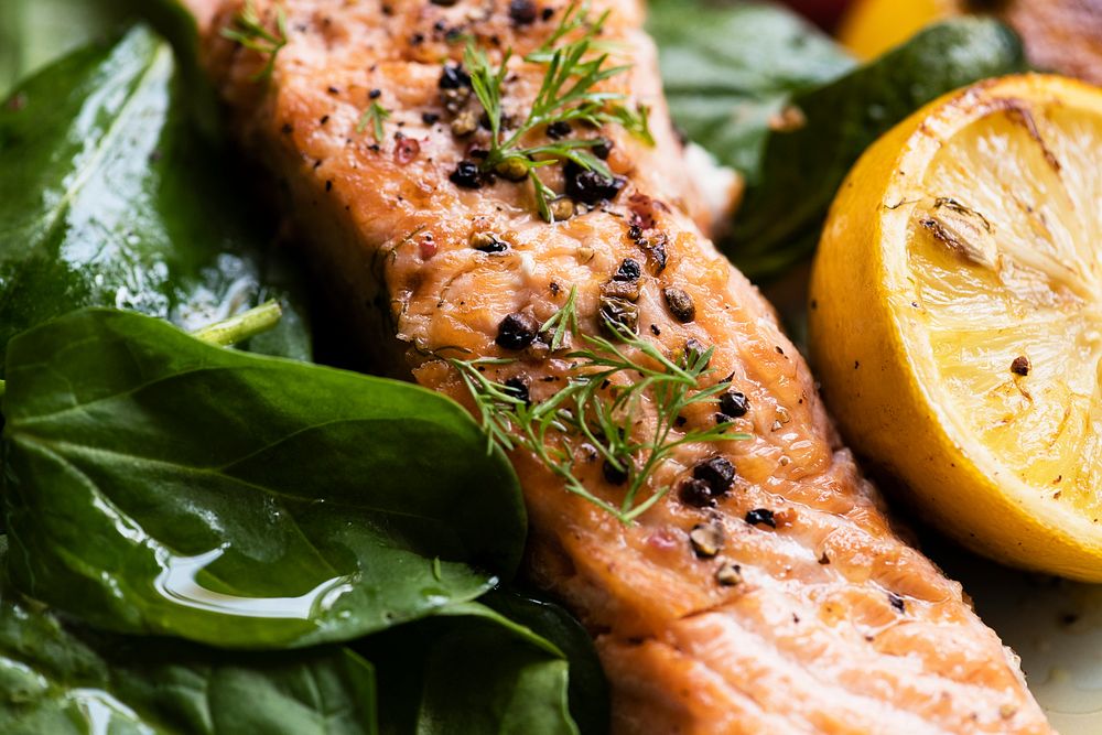 Grilled salmon filet with fresh greens