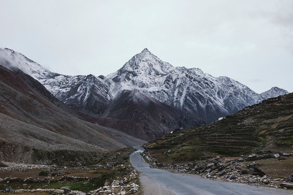 Road to the Himalaya mountains