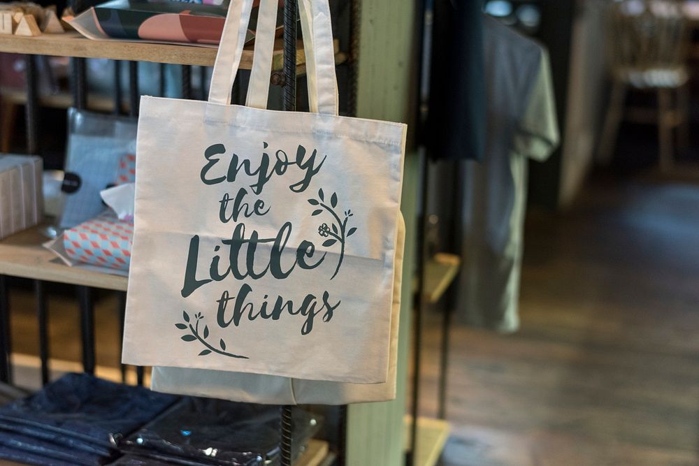 Tote bag with the phrase "Enjoy the little things"