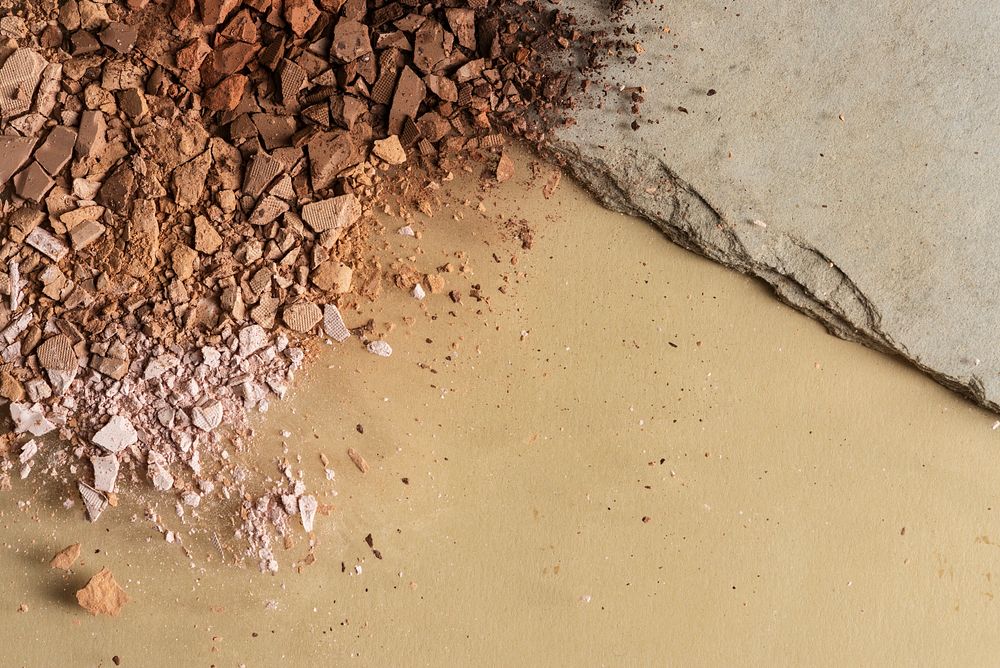 Broken brown bronzer powder and gypsum