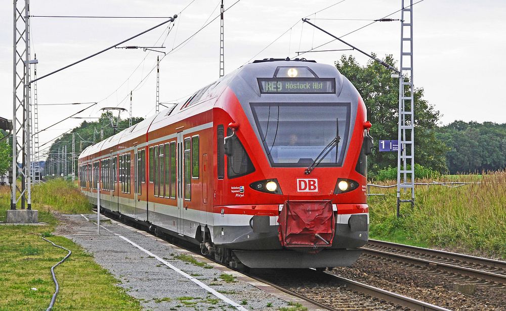 Free red train image, public domain CC0 photo.