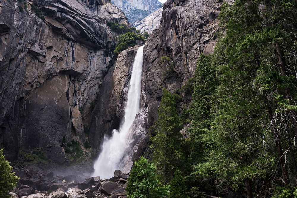 Yosemite National Park (/joʊˈsɛmɨtiː/ yoh-sem-it-ee) is a United States National Park spanning eastern portions of Tuolumne…