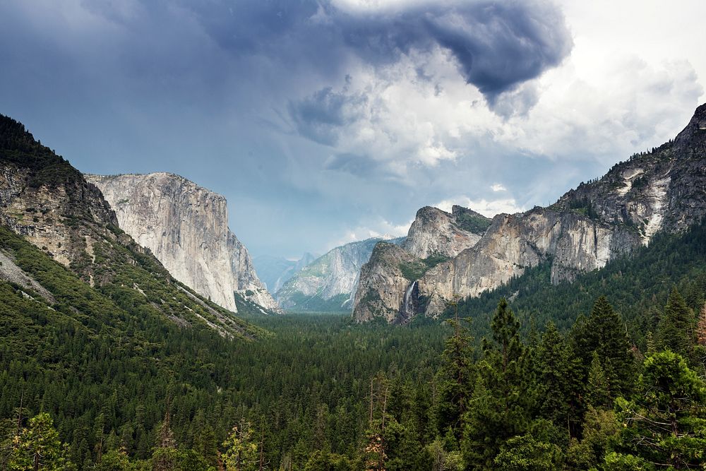 Yosemite National Park (/joʊˈsɛmɨtiː/ yoh-sem-it-ee) is a United States National Park spanning eastern portions of Tuolumne…