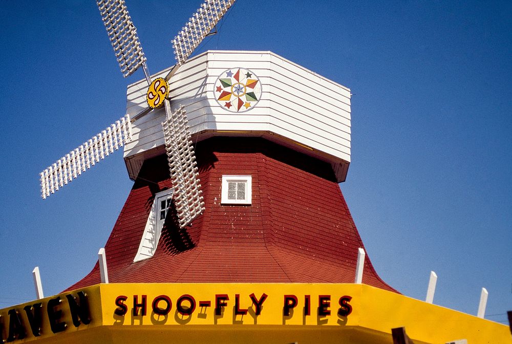 Amish Shoo-Fly pies in Lancaster, Pennsylvania, taken during 1980s. Original image from Carol M. Highsmith’s America…