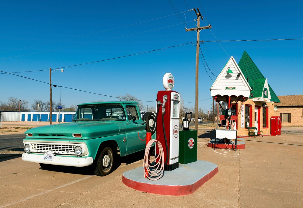 Sinclair gasoline station in Snyder, Texas. Original image from Carol M. Highsmith&rsquo;s America, Library of Congress…