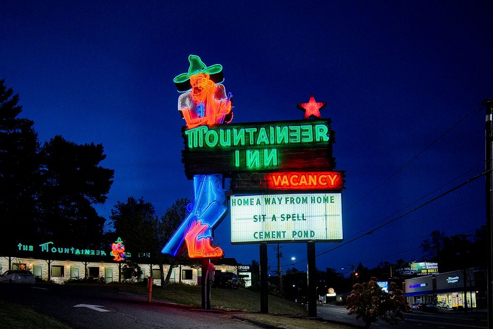 Mountaineer Inn Motel in Asheville, North Carolina. Original image from Carol M. Highsmith&rsquo;s America, Library of…