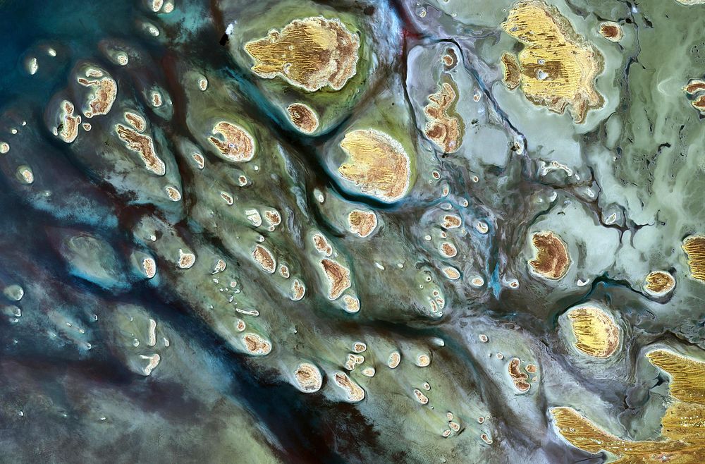 Lake Mackay, the largest of hundreds of ephemeral lakes scattered throughout Western Australia and the Northern Territory.…
