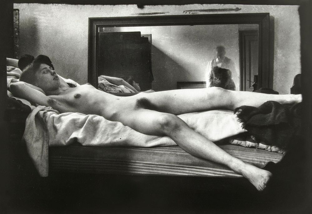 Reclining Nude. Portret van een vrouwelijk naakt met in de spiegel de fotograferende (ca. 1890&ndash;1910) by George Hendrik…