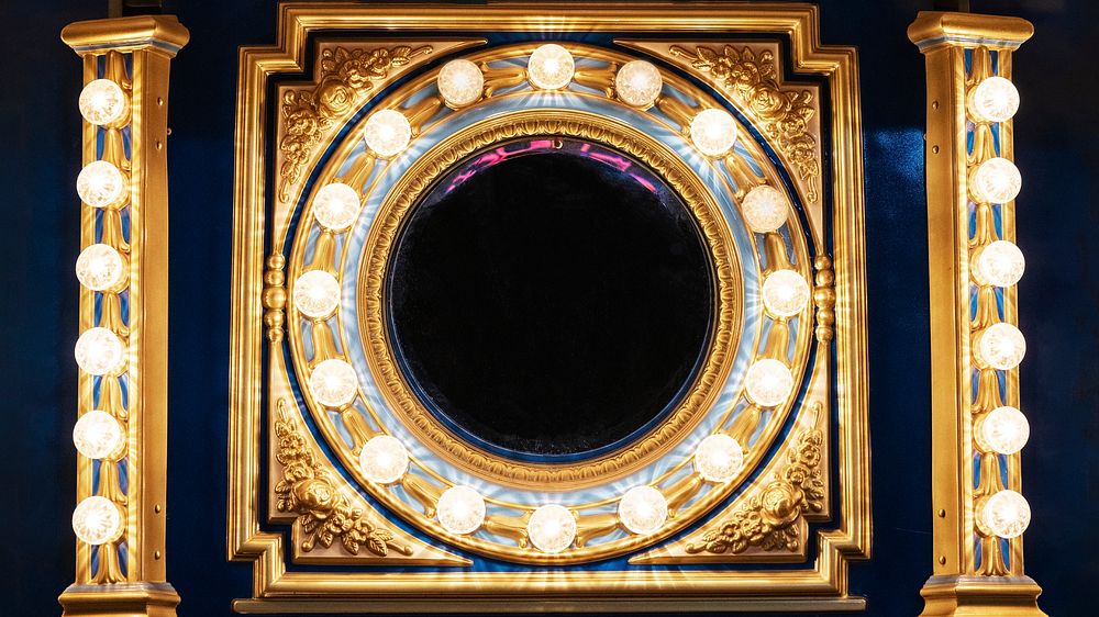 Round frame decorated with light bulbs