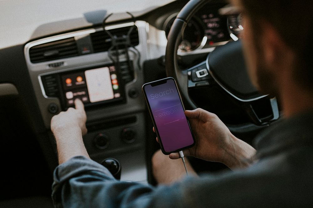 Driver using mobile phone searching an information
