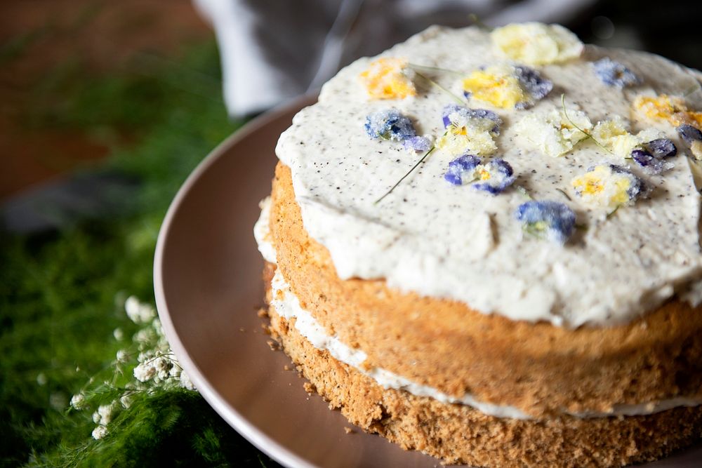Sponge cake decorated with violets