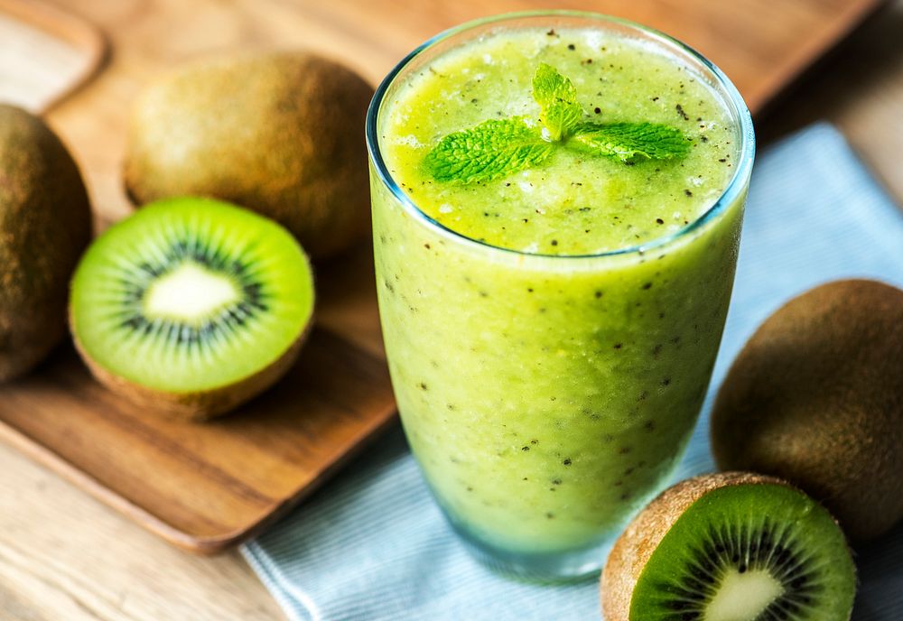 Healthy kiwi smoothie summer recipe