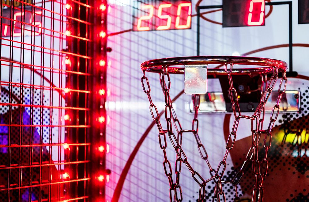 Basketball net game in an arcade