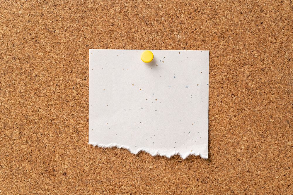 Blank memo paper, note pinned on corkboard