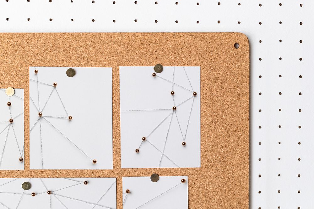 Notes mockups psd, pinned on brown corkboard