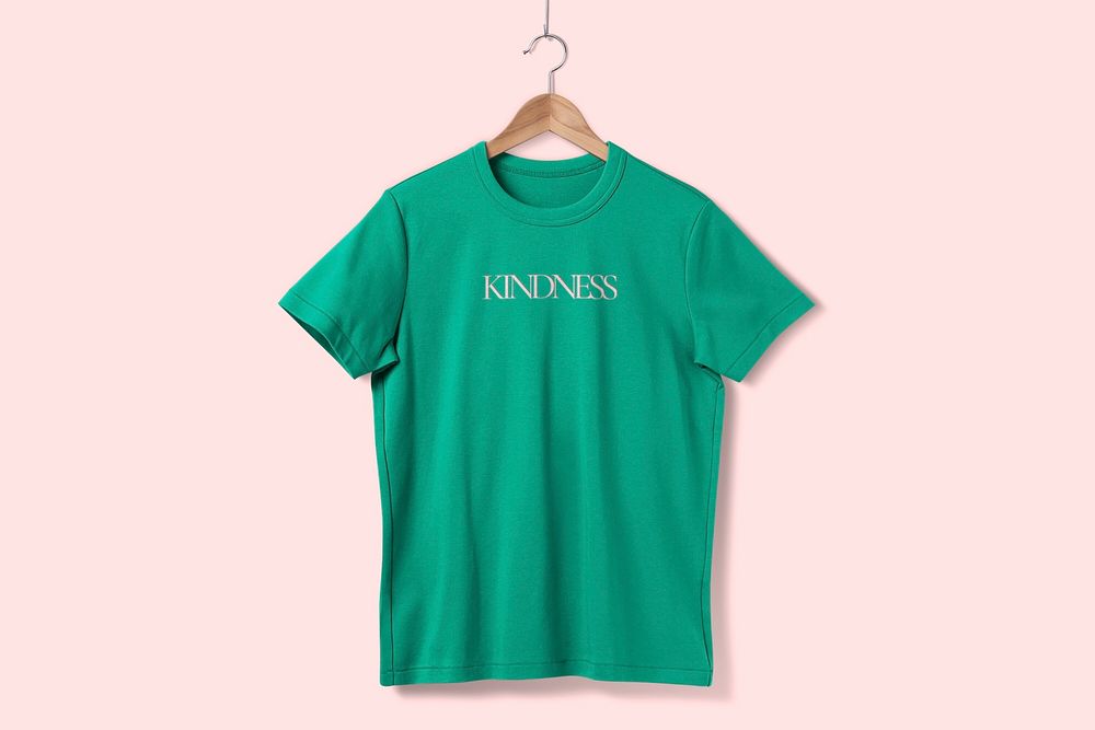 Women&rsquo;s t-shirt mockup, green casual fashion in realistic design psd
