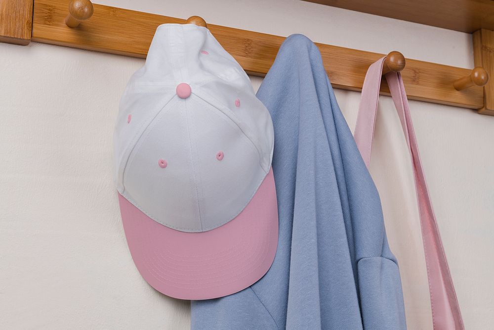 Snapback cap mockup, streetwear fashion in pink realistic design psd